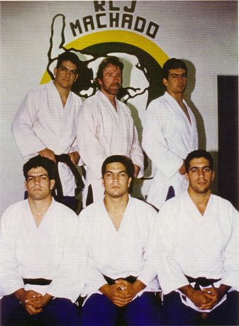 http://soulfight.net/v-web/gallery/albums/album04/machado_brothers_chuck_norris.jpg